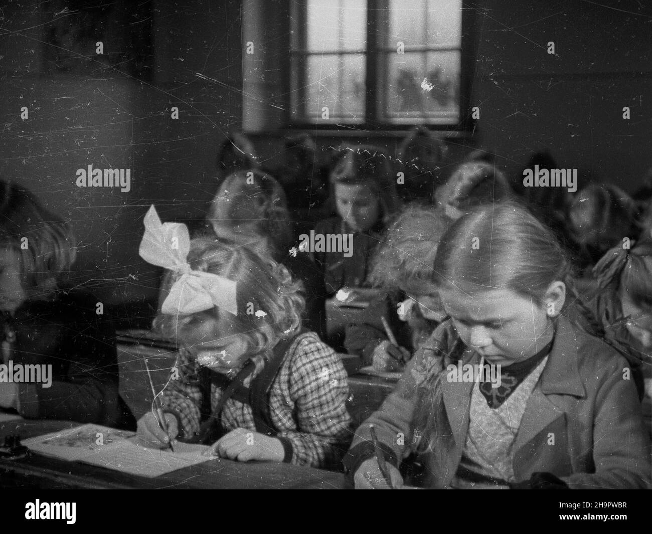 Kudowa Zdrój, 1949-03-07. W dniach 7-14 marca obchodzony jest Tydzieñ PrzyjaŸni Polsko-Czechos³owackiej. W Publicznej Szkole Powszechnej z czeskim jêzykiem nauczania dzieci maj¹ od dziœ specjalne zajêcia na ten temat. mw PAP Kudowa Zdroj, 7. März 1949. Die polnisch-tschechoslowakische Freundschaftswoche fand vom 7. Bis 14. März statt. Eine Sonderstunde zur Schulwoche mit tschechischer Unterrichtsssprache. mw PAP Stockfoto