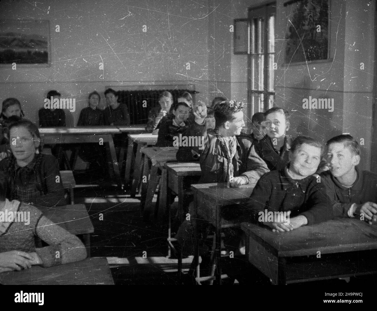 Kudowa Zdrój, 1949-03-07. W dniach 7-14 marca obchodzony jest Tydzieñ PrzyjaŸni Polsko-Czechos³owackiej. W Publicznej Szkole Powszechnej z czeskim jêzykiem nauczania dzieci maj¹ od dziœ specjalne zajêcia na ten temat. mw PAP Kudowa Zdroj, 7. März 1949. Die polnisch-tschechoslowakische Freundschaftswoche fand vom 7. Bis 14. März statt. Eine Sonderstunde zur Schulwoche mit tschechischer Unterrichtsssprache. mw PAP Stockfoto