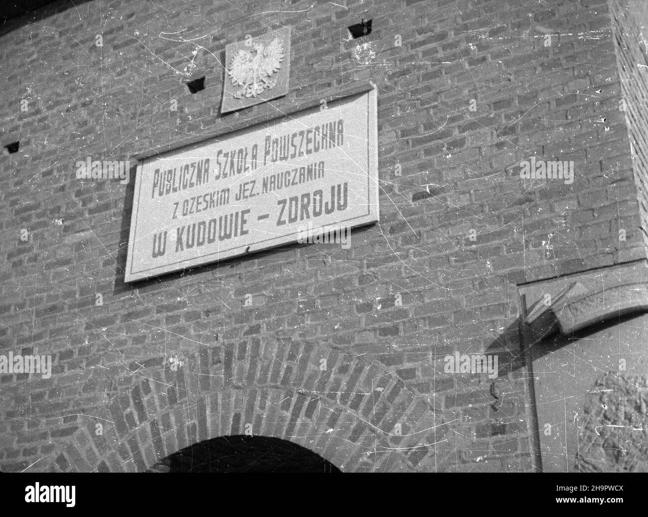 Kudowa Zdrój, 1949-03-07. W dniach 7-14 marca obchodzony jest Tydzieñ PrzyjaŸni Polsko-Czechos³owackiej. W Publicznej Szkole Powszechnej z czeskim jêzykiem nauczania dzieci maj¹ od dziœ specjalne zajêcia na ten temat. mw PAP Kudowa Zdroj, 7. März 1949. Die Woche der Polnisch-Tschechoslowakischen Freundschaft fand am 7. Und 14. März statt. Spezielle Kurse zum Thema finden in einem örtlichen Gymnasium mit Tschechisch als Lehrsprache statt. mw PAP mw PAP Stockfoto