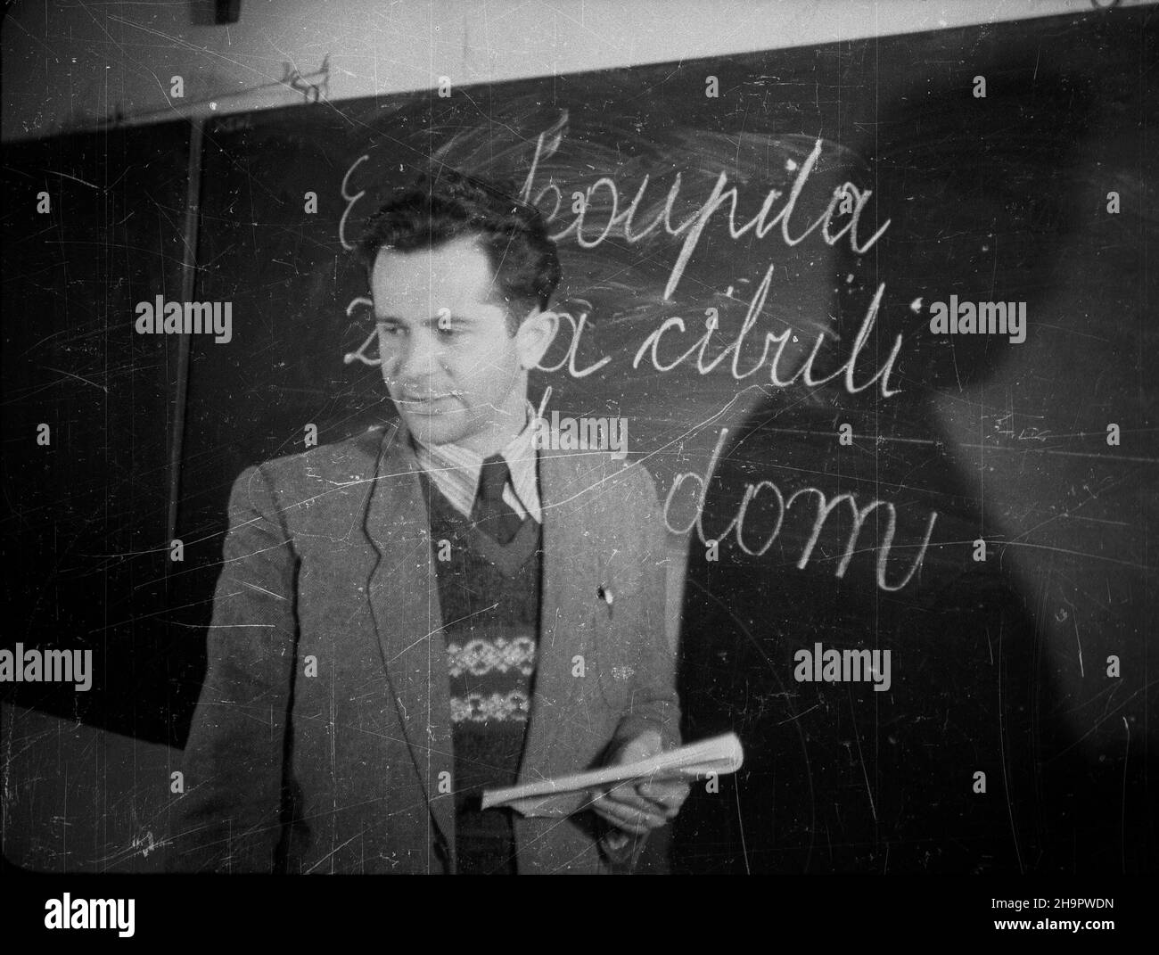 Kudowa Zdrój, 1949-03-07. W dniach 7-14 marca obchodzony jest Tydzieñ PrzyjaŸni Polsko-Czechos³owackiej. W Publicznej Szkole Powszechnej z czeskim jêzykiem nauczania dzieci maj¹ od dziœ specjalne zajêcia na ten temat. mw PAP Kudowa Zdroj, 7. März 1949. Die polnisch-tschechoslowakische Freundschaftswoche fand vom 7. Bis 14. März statt. Eine Sonderstunde zur Schulwoche mit tschechischer Unterrichtsssprache. mw PAP Stockfoto