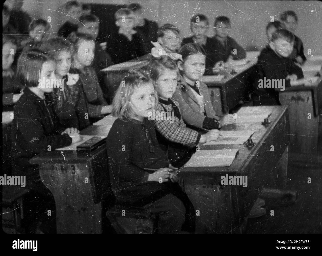 Kudowa Zdrój, 1949-03-07. W dniach 7-14 marca obchodzony jest Tydzieñ PrzyjaŸni Polsko-Czechos³owackiej. W Publicznej Szkole Powszechnej z czeskim jêzykiem nauczania dzieci maj¹ od dziœ specjalne zajêcia na ten temat. mw PAP Kudowa Zdroj, 7. März 1949. Die polnisch-tschechoslowakische Freundschaftswoche fand vom 7. Bis 14. März statt. Eine Sonderstunde zur Schulwoche mit tschechischer Unterrichtsssprache. mw PAP Stockfoto