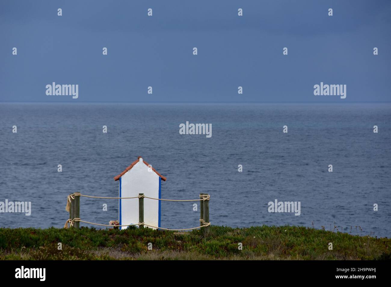 Weißer Schrein für Seeleute am Meer, Gebetshaus, Marienkapelle, schutzpatron, christliche Seefahrt, Arrifana Fischereihafen, Atlantik, Atlantik Stockfoto