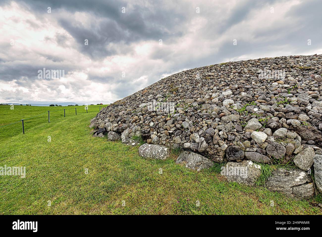 Rekonstruierter Megalithkarren, Cairn, Carrowmore Megalithischer Friedhof, Carrowmore, County Sligo, Wild Atlantic Way, Irland Stockfoto