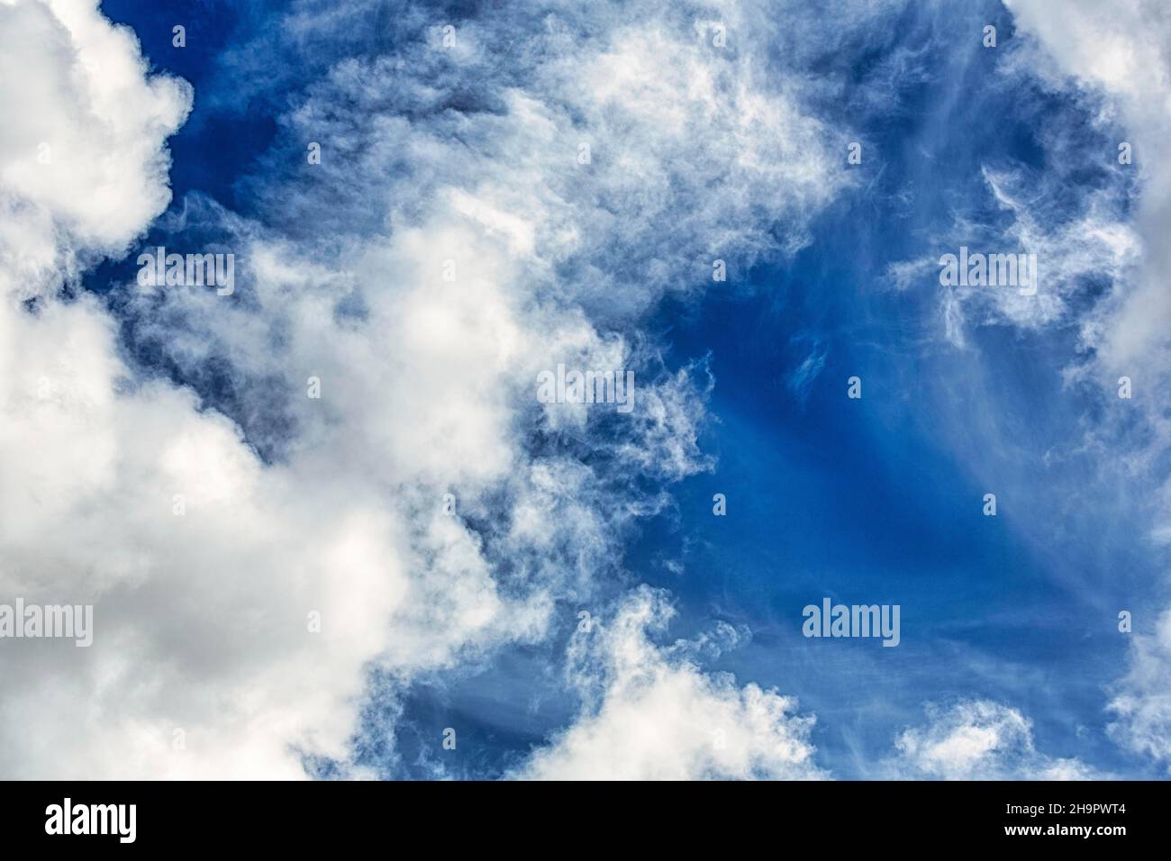 Dramatischer Wolkenhimmel, gutes Wetter, Clifden, Galway, Connemara, Irland Stockfoto