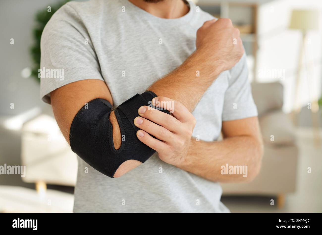 Mann mit Verband am Arm nach Knochenbruch Stockfoto