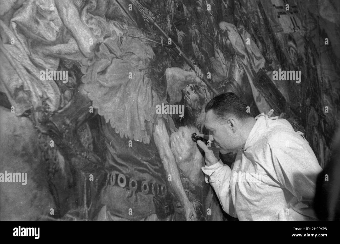 Warszawa, 1949-03-11. W Pañstwowej Pracowni Konserwacji Zabytków w Centralnim Biurze Wystaw Artystycznych (galerie Zachêta) dobiega koñca konserwacja obrazu Bitwa pod Grunwaldem Jana Matejki, prowadzona pod kierownictwem profesora Bohdana Marconiego. Zniszczony przez wilgoæ obraz otrzyma³ nowy podk³ad utkany na 5-metrowych krosnach w Tomaszowie. OD 15 lipca obraz bêdzie udostêpniony w gallerii. NZ. profesor Marconi. mw PAP Warschau, 11. März 1949. Der Workshop zur Erhaltung des Staatlichen Denkmals im Zentralen Büro für künstlerische Ausstellungen (Zacheta-Galerie) beendet die Erhaltung der Schlacht von Jan Matejko Stockfoto