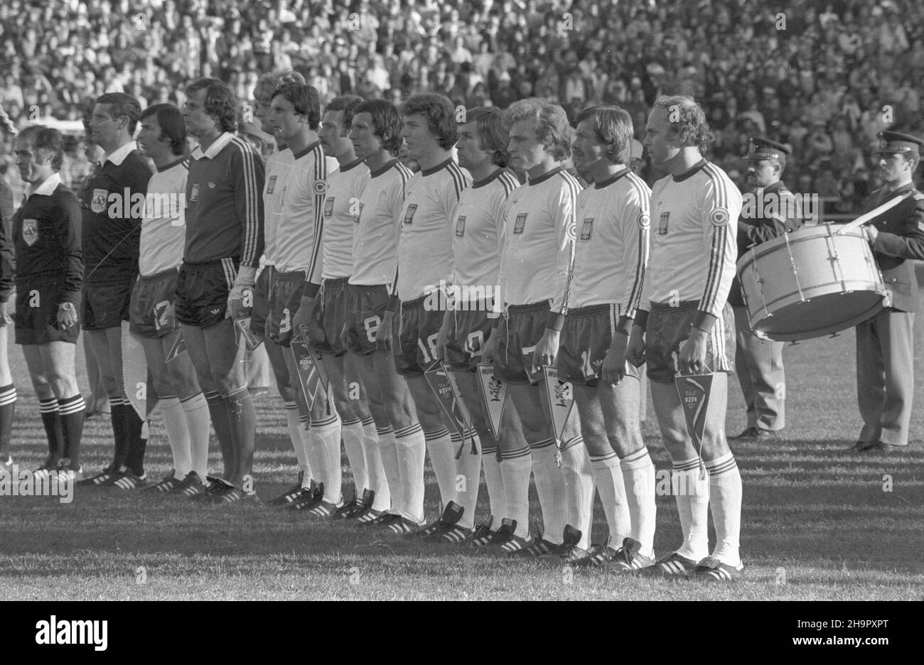 Argentyna Rosario 10.06.1978. XI Mistrzostwa Œwiata w Pi³ce No¿nej (1,06-25.06.1978 r.). Mecz Polska - Meksyk (3:1) na Estadio Gigante de Arroyito. NZ. od prawej: Napastnik Grzegorz Lato, pomocnik Bohdan Masztaler, pomocnik Andrzej Iwan, obroñca Wojciech Rudy, pomocnik Zbigniew Boniek, Pomocnik Henryk Kasperczak, obroñca Antoni Szymanowski, obroñca W³adys³aw ¯Muda, obroñca Jerzy Gorgoñ, bramkarz Jan Tomaszewski, Pomocnik Kazimierz Deyna. Z lewej sêdzia Jaffar Namdar. gr PAP/Zbigniew Matuszewski Rosario, Argentinien, 10. Juni 1978. Polnische Fußballnationalmannschaft (R-L): Stürmer Grzegorz Lat Stockfoto