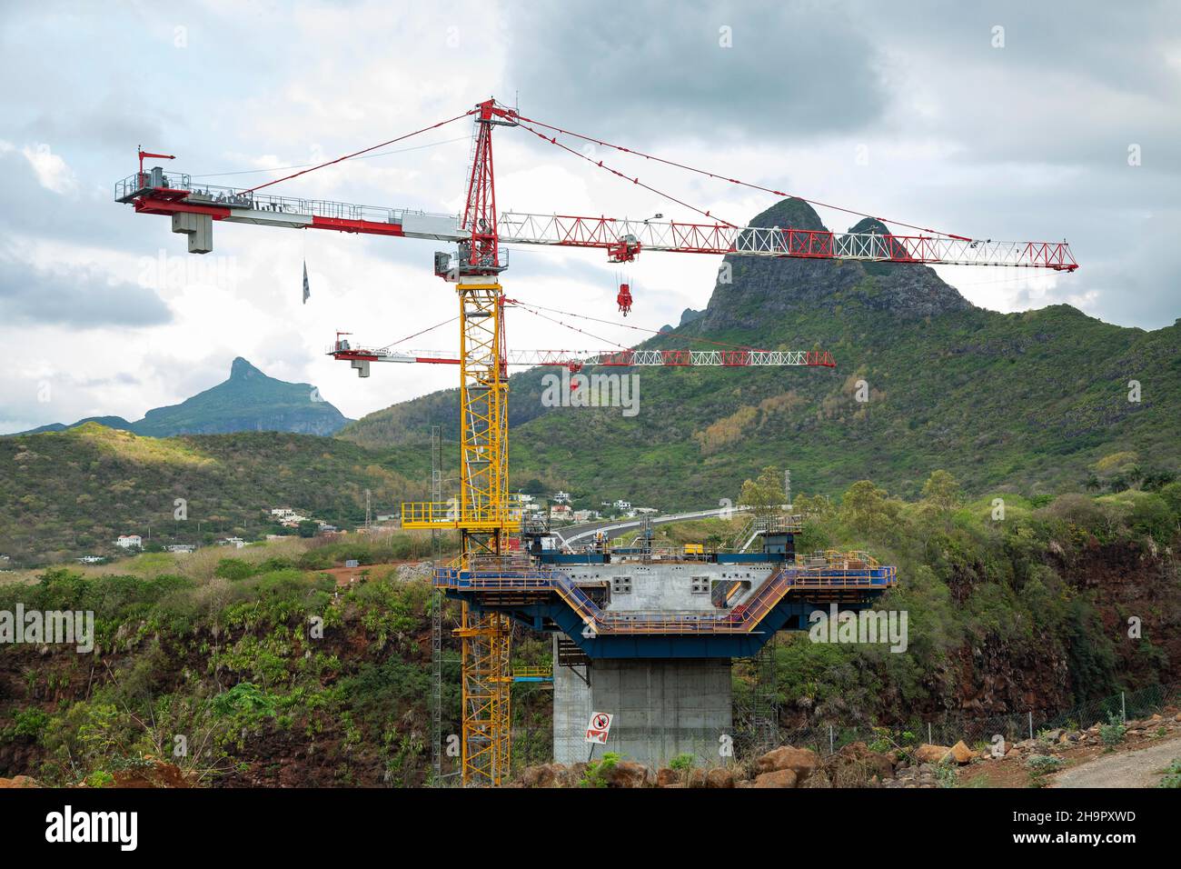 Baustelle der Brücke mit Kran über den Grand River von North West in der Nähe der Stadt Beau Bassin, auf der Insel Mauritius, Ostafrika Stockfoto