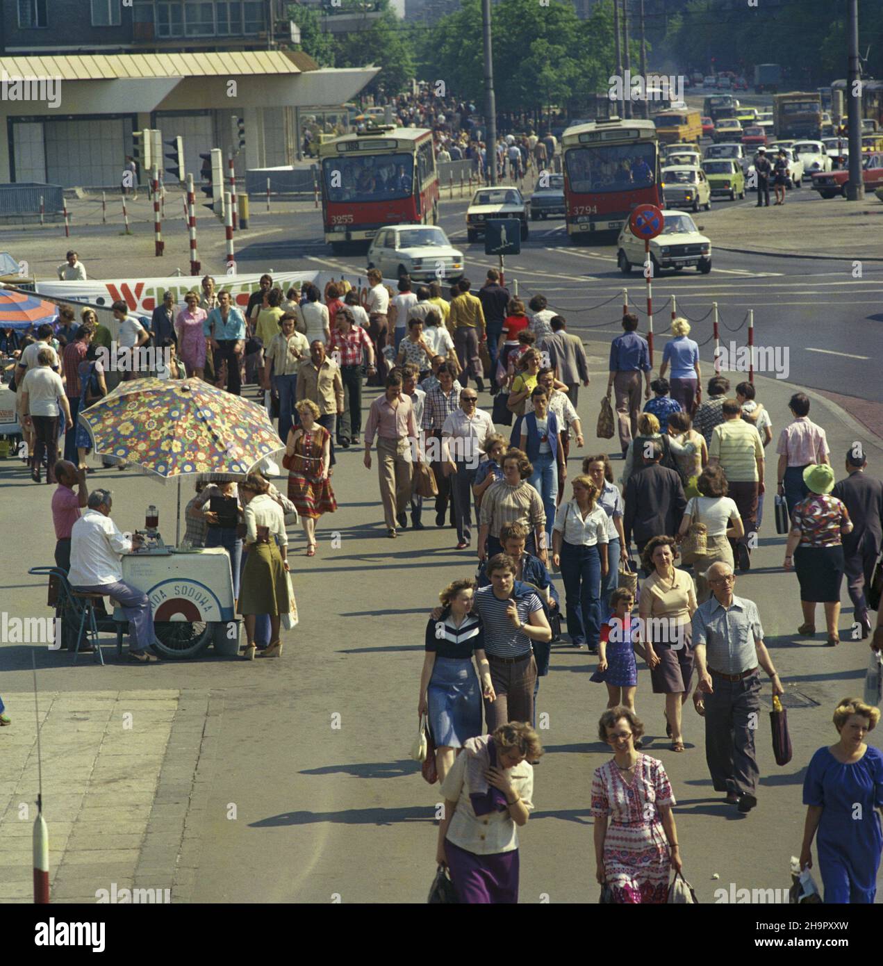 Warszawa 06,1978. Skrzy¿owanie ulicy Marsza³kowskiej i Alej Jerozolimskich (Rondo). js PAP/Jan Morek Dok³adny dzieñ wydarzenia nieustalony. Warschau, Polen, Juni 1978. Bürger auf einer Kreuzung der Straßen Marszalkowska und Aleje Jerozolimskie in Warschau. PAP/JAN MOREK Stockfoto