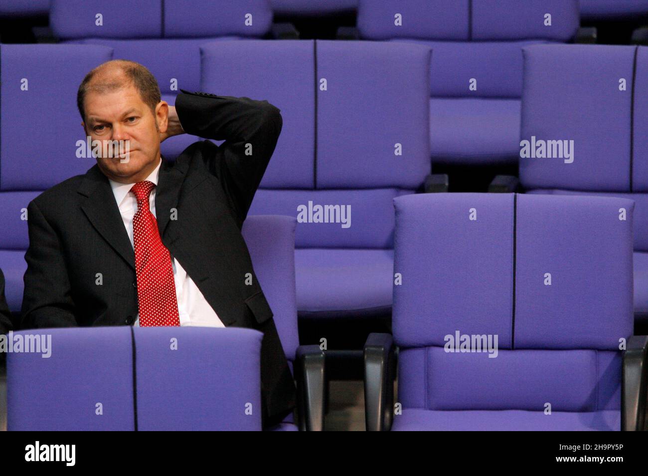 Berlin, Deutschland. 18th September 2008. Bundesarbeitsminister Olaf Scholz (SPD) folgt am Donnerstag (18.09.2008) die Haushaltsdebatte im Bundestag in Berlin. Die Parlamentarier berieten am dritt Tag der Haushaltsdebatte unter anderem über den Etat des Arbeitsministeriums. Foto: Tim Brakemeier dpa/lbn (c) dpa - Quelle: dpa/Alamy Live News Stockfoto