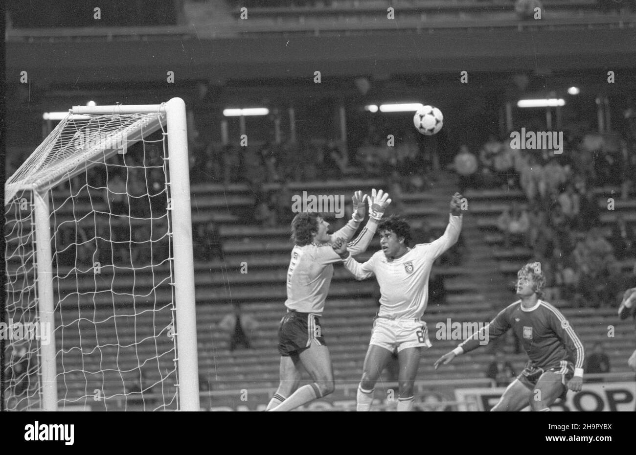 Argentyna Rosario 06.06.1978. XI Mistrzostwa Œwiata w Pi³ce No¿nej (1,06-25.06.1978 r.). Mecz Polska - Tunezja (1:0) na Estadio Gigante de Arroyito. NZ. od lewej: Bramkarz Jan Tomaszewski, pomocnik (Tunezja) Mohamed Ben Rehaiem, obroñca Jerzy Gorgoñ. gr PAP/Zbigniew Matuszewski Rosario, Argentinien, 06. Juni 1978. Der polnische Torwart Jan Tomaszewski (L), der polnische Verteidiger Jerzy Gorgon (R) und der tunesische Mittelfeldspieler Mohamed Ben Rehaiem (C) waren während des Spiels Polen gegen Tunesien beim FIFA-Weltcup 1978 im Estadio Gigante de Arroyito in Rosario im Einsatz. Polen gewann 1:0. PAP/ZBIGNIEW MATUSZEWS Stockfoto