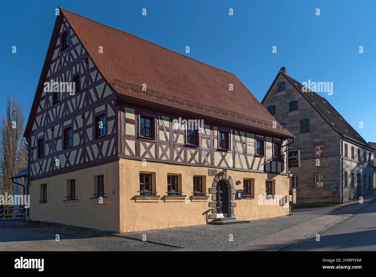 Historisches Fachwerkhaus und Sandsteinhaus aus dem Jahr 1727, Simonshofen, Mittelfranken, Bayern, Deutschland Stockfoto