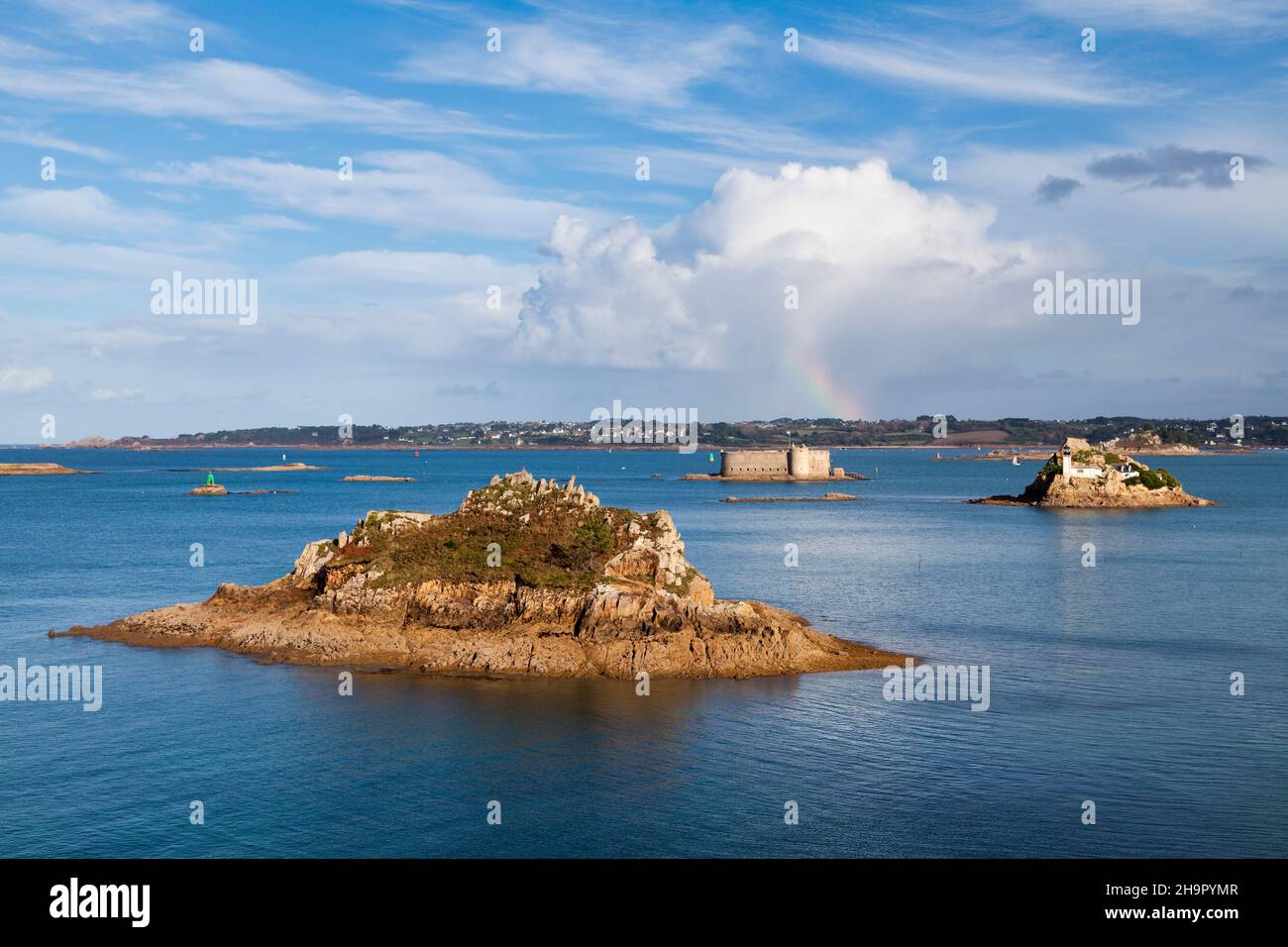 Das Roc'h gored, die Insel Louet und das Chateau du Taureau in der Bucht von Morlaix in Finistère. Stockfoto