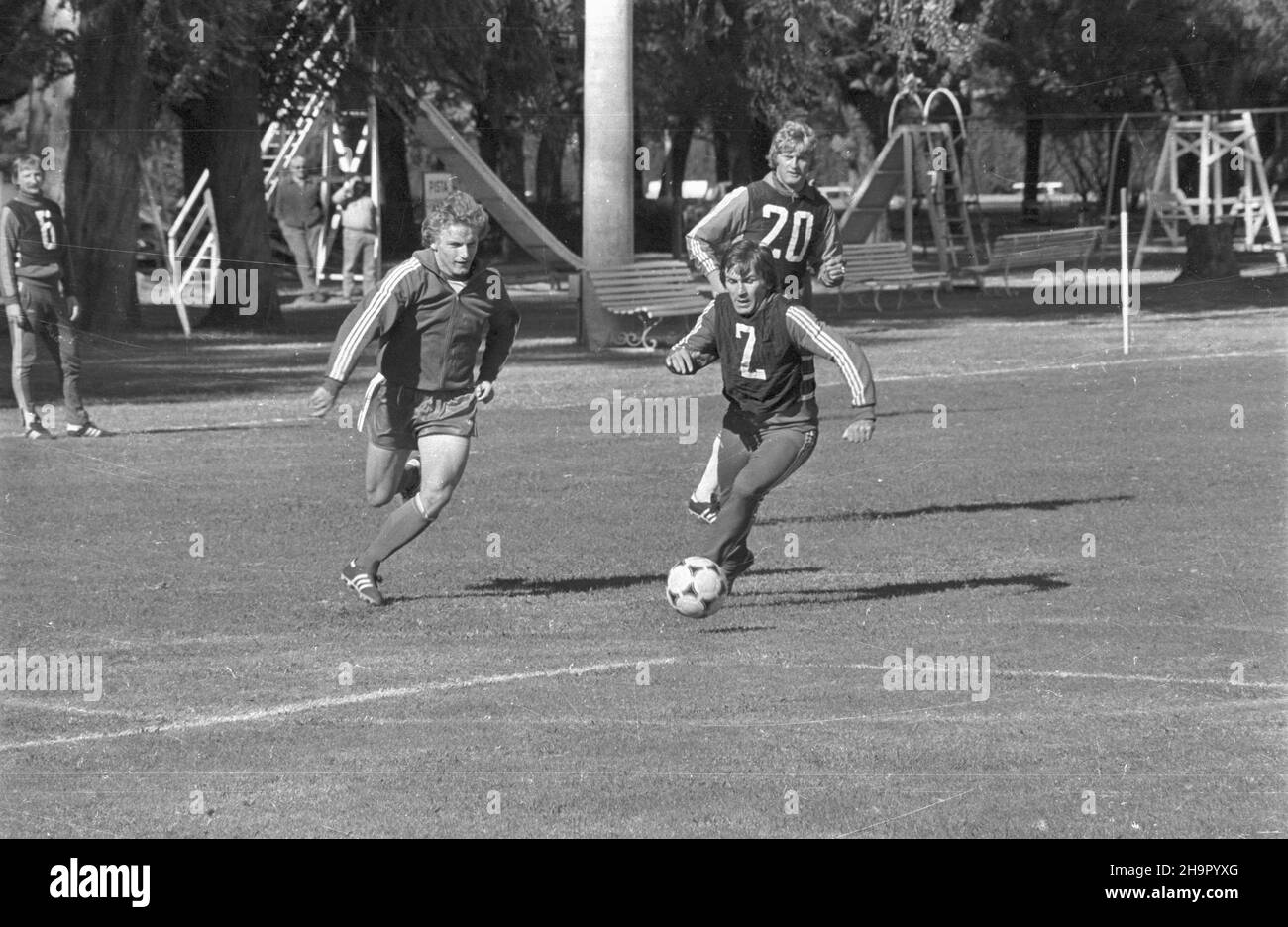 Argentyna Rosario 06,1978. XI Mistrzostwa Œwiata w Pi³ce No¿nej (1,06-25.06.1978 r.). Trening zawodników polskich w oœrodku treningowym Jockey Club Rosario. NZ. od lewej: Napastnik Andrzej Szarmach, pomocnik Andrzej Iwan, obroñca Wojciech Rudy, obroñca Jerzy Gorgoñ. gr PAP/Zbigniew Matuszewski Dok³adny dzieñ wydarzenia nieustalony. Rosario, Argentinien, Juni 1978. (L-R): Stürmer Andrzej Szarmach, Mittelfeldspieler Andrzej Iwan, Verteidiger Wojciech Rudy und Verteidiger Jerzy Gorgon während eines Trainings im Jockey Club Rosario, dem Trainingszentrum der polnischen Fußballnationalmannschaft während der FIFA WOR 1978 Stockfoto