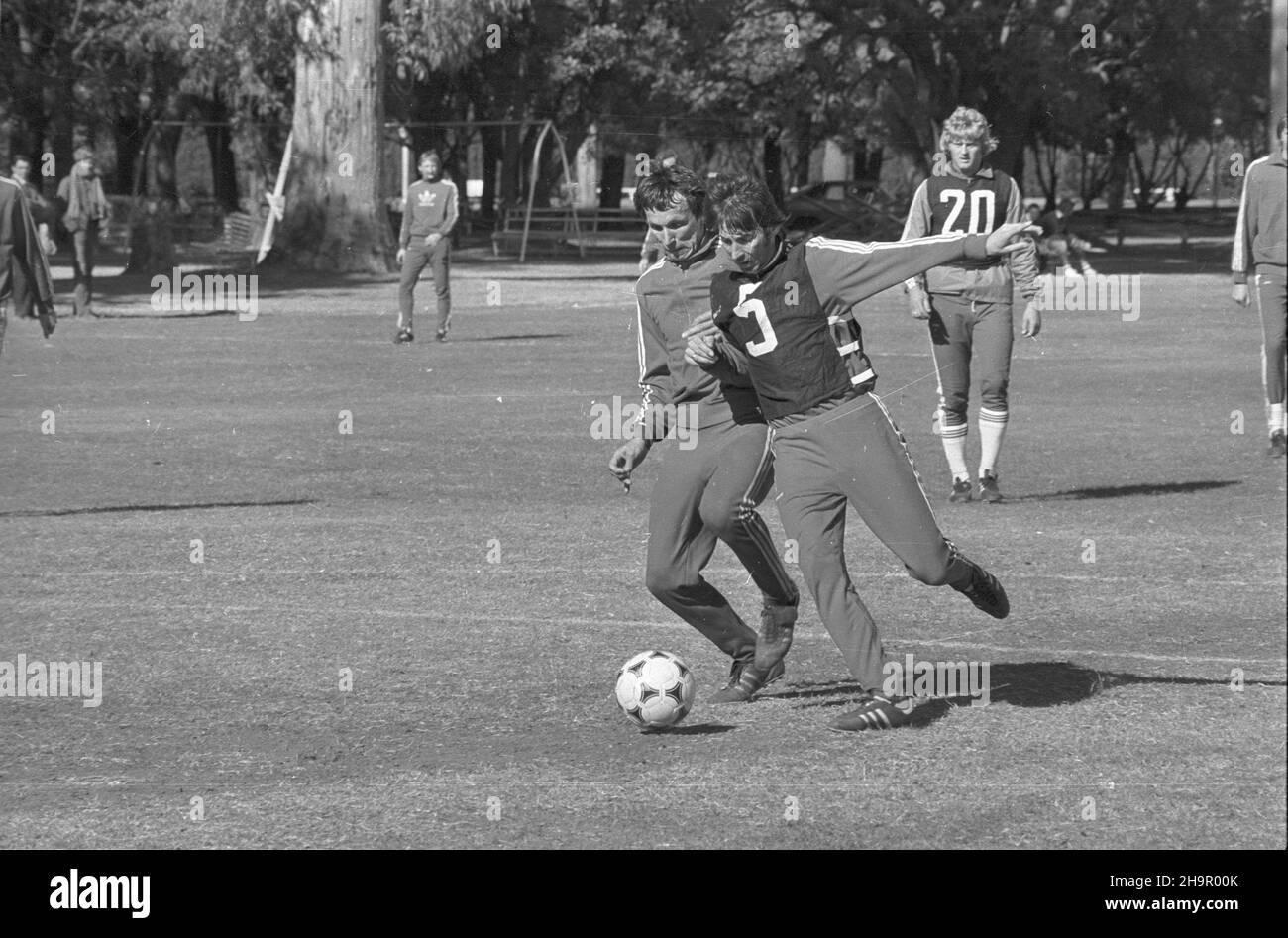 Argentyna Rosario 06,1978. XI Mistrzostwa Œwiata w Pi³ce No¿nej (1,06-25.06.1978 r.). Trening zawodników polskich w oœrodku treningowym Jockey Club Rosario. NZ. od lewej: Pomocnik Henryk Kasperczak, pomocnik Kazimierz Deyna, obroñca Jerzy Gorgoñ. gr PAP/Zbigniew Matuszewski Dok³adny dzieñ wydarzenia nieustalony. Rosario, Argentinien, Juni 1978. (L-R): Mittelfeldspieler Henryk Kasperczak, Mittelfeldspieler Kazimierz Deyna und Verteidiger Jerzy Gorgon während eines Trainings im Jockey Club Rosario, dem Trainingszentrum der polnischen Fußballnationalmannschaft während der FIFA-Weltmeisterschaft 1978 in Rosario. PAP/ZBIGNIEW MATUS Stockfoto