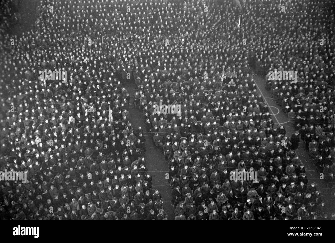 Wroc³aw, 1949-03-21. Hala Ludowa. Uroczysty wiec inauguruj¹cy Tydzieñ Œwiatowej Federacji M³odzie¿y Demokratycznej. msa PAP/S.W. Sadowski Breslau, 21. März 1949. Volkshalle. Eine Kundgebung zur Eröffnung der Woche der Weltföderation der Demokratischen Jugend. msa PAP/S.W. Sadowski Stockfoto