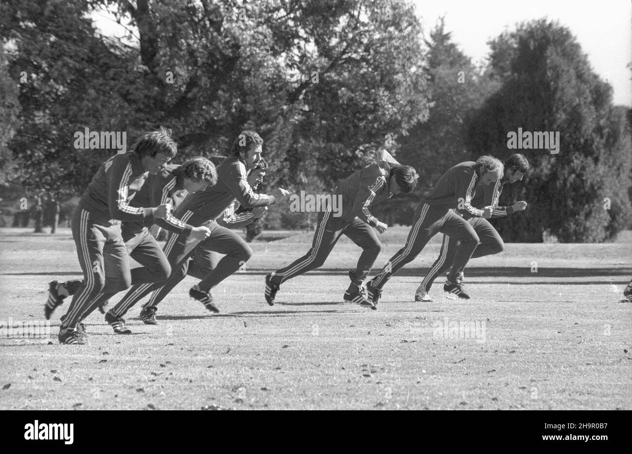 Argentyna Rosario 06,1978. XI Mistrzostwa Œwiata w Pi³ce No¿nej (1,06-25.06.1978 r.). Trening zawodników polskich w oœrodku treningowym Jockey Club Rosario. NZ. od lewej: Pomocnik Bohdan Masztaler, pomocnik Zbigniew Boniek, obroñca Antoni Szymanowski, napastnik W³odzimierz Lubañski, pomocnik Adam Nawa³ka, Napastnik Grzegorz Lato, pomocnik Kazimierz Deyna. gr PAP/Zbigniew Matuszewski Dok³adny dzieñ wydarzenia nieustalony. Rosario, Argentinien, Juni 1978. Training der polnischen Fußballnationalmannschaft (L-R): Mittelfeldspieler Bohdan Masztaler, Mittelfeldspieler Zbigniew Boniek, Verteidiger Antoni Szymanowski, Stockfoto