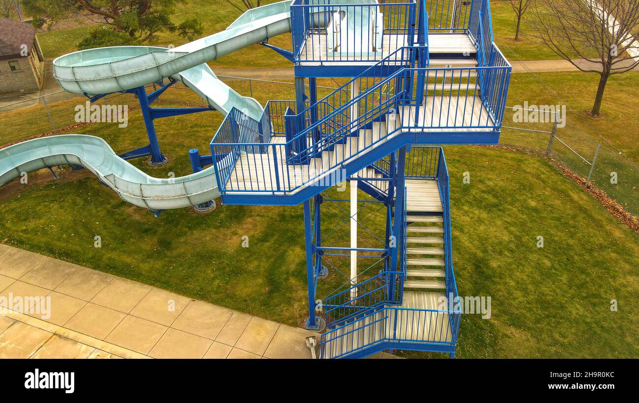 Treppen zur Wasserrutsche im Community Park Stockfoto