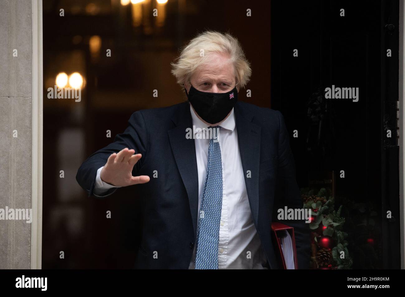 LONDON, GROSSBRITANNIEN 8TH. DEZEMBER 2021. Premierminister Boris Johnson verlässt die Downing Street Nr. 10 zur Fragestunde mit Premierministerin im Unterhaus. Stockfoto