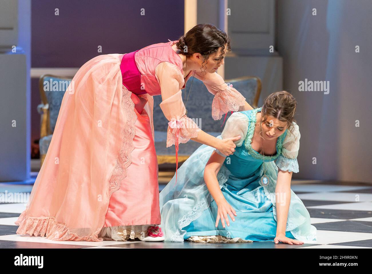 Generalprobe der Oper 'Cosi Fan Tutte' von Wolfgang Amadeus Mozart und Lorenzo Da Ponte, Auditorium Theater von Roquetas de Mar, Almeria, Spanien. Stockfoto