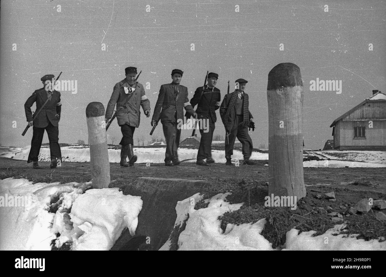 Polska, 1949-03-23. Obchody II rocznicy œmierci Karola Œwierczewskiego. Marsz patrolowy: Ostatnim szlakiem bohatera. I etap Rzeszów-Strzy¿ów. msa PAP Rzeszow, 23. März 1949. Feierlichkeiten zum 2nd. Todestag von Karol Swierczewski. patrouillenmarsch: Letzte Spur eines Helden. Das 1st-stufige Rzeszow-Strzyzow. msa PAP Stockfoto