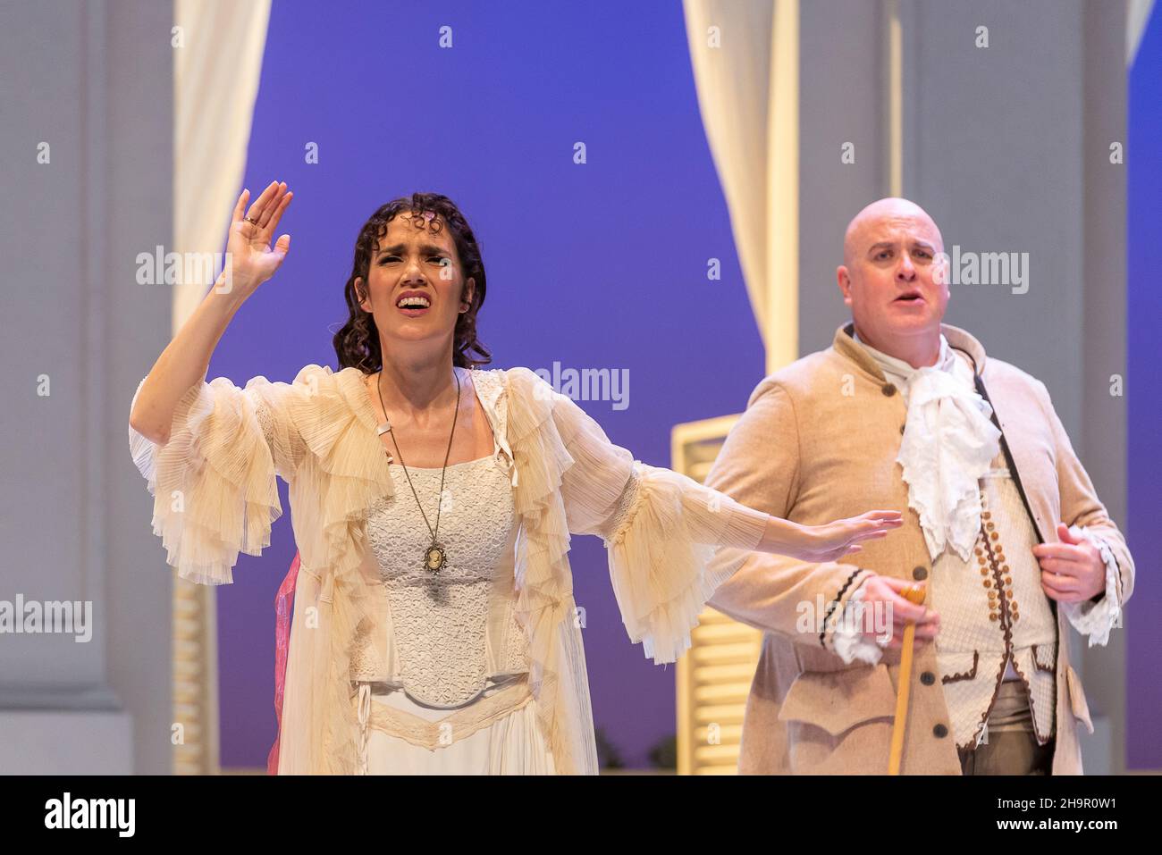 Generalprobe der Oper 'Cosi Fan Tutte' von Wolfgang Amadeus Mozart und Lorenzo Da Ponte, Auditorium Theater von Roquetas de Mar, Almeria, Spanien. Stockfoto