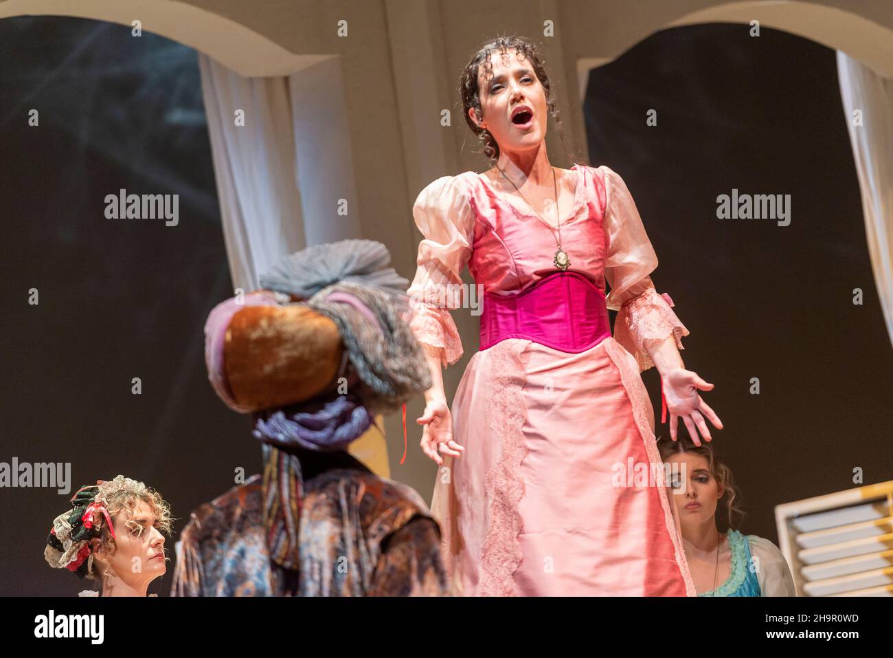 Generalprobe der Oper 'Cosi Fan Tutte' von Wolfgang Amadeus Mozart und Lorenzo Da Ponte, Auditorium Theater von Roquetas de Mar, Almeria, Spanien. Stockfoto