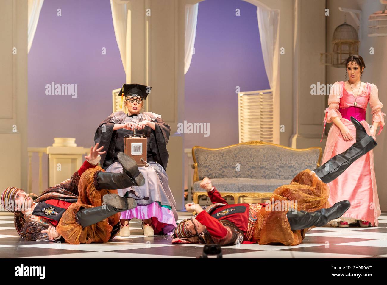 Generalprobe der Oper 'Cosi Fan Tutte' von Wolfgang Amadeus Mozart und Lorenzo Da Ponte, Auditorium Theater von Roquetas de Mar, Almeria, Spanien. Stockfoto