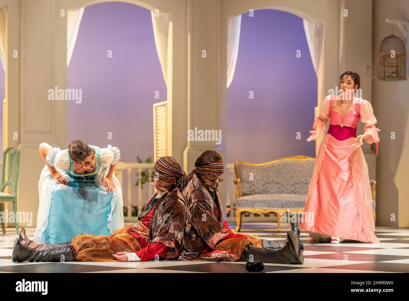 Generalprobe der Oper 'Cosi Fan Tutte' von Wolfgang Amadeus Mozart und Lorenzo Da Ponte, Auditorium Theater von Roquetas de Mar, Almeria, Spanien. Stockfoto