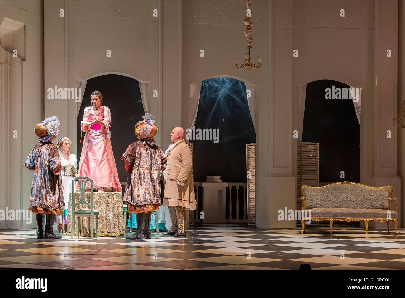 Generalprobe der Oper 'Cosi Fan Tutte' von Wolfgang Amadeus Mozart und Lorenzo Da Ponte, Auditorium Theater von Roquetas de Mar, Almeria, Spanien. Stockfoto