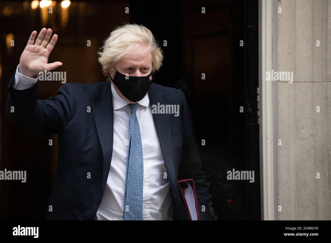 LONDON, GROSSBRITANNIEN 8TH. DEZEMBER 2021. Premierminister Boris Johnson verlässt die Downing Street Nr. 10 zur Fragestunde mit Premierministerin im Unterhaus. Stockfoto