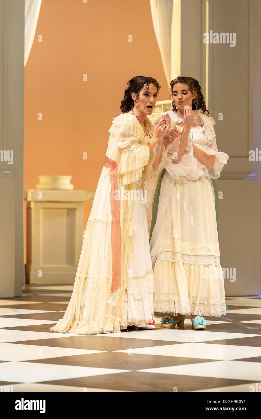 Generalprobe der Oper 'Cosi Fan Tutte' von Wolfgang Amadeus Mozart und Lorenzo Da Ponte, Auditorium Theater von Roquetas de Mar, Almeria, Spanien. Stockfoto