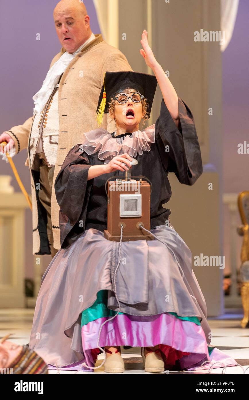 Generalprobe der Oper 'Cosi Fan Tutte' von Wolfgang Amadeus Mozart und Lorenzo Da Ponte, Auditorium Theater von Roquetas de Mar, Almeria, Spanien. Stockfoto