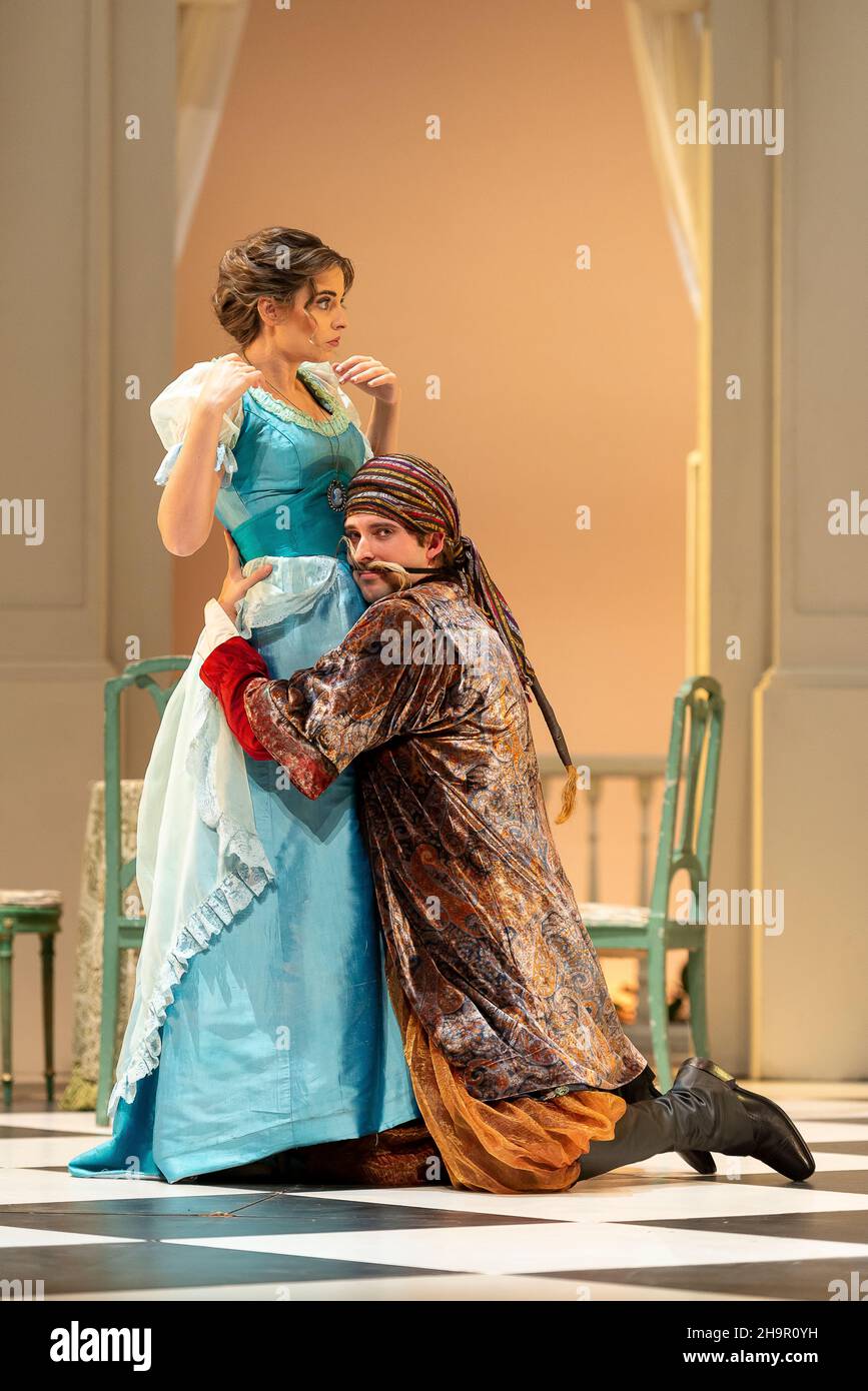 Generalprobe der Oper 'Cosi Fan Tutte' von Wolfgang Amadeus Mozart und Lorenzo Da Ponte, Auditorium Theater von Roquetas de Mar, Almeria, Spanien. Stockfoto