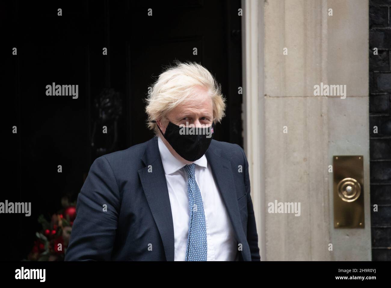 LONDON, GROSSBRITANNIEN 8TH. DEZEMBER 2021. Premierminister Boris Johnson verlässt die Downing Street Nr. 10 zur Fragestunde mit Premierministerin im Unterhaus. Stockfoto