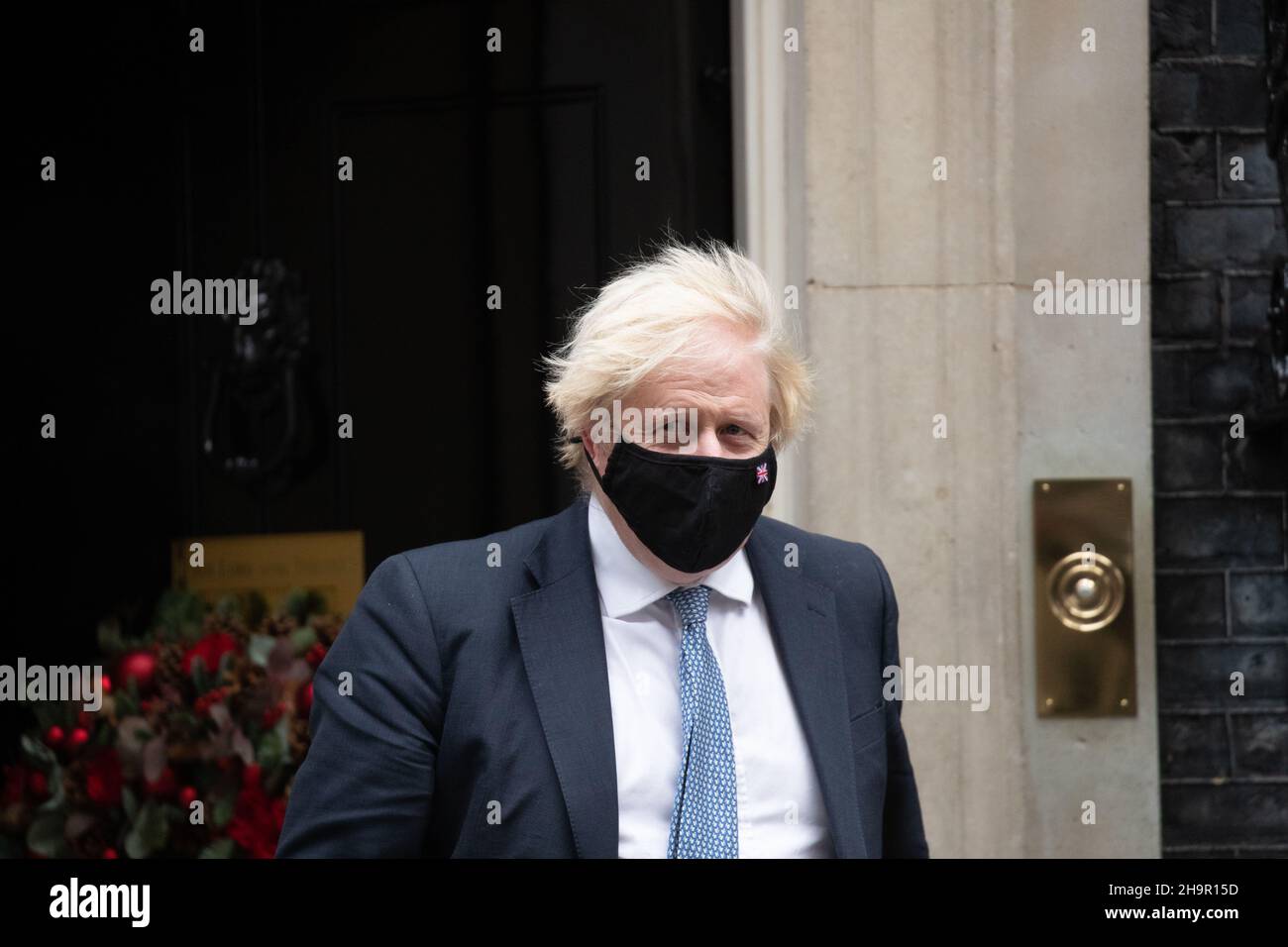 LONDON, GROSSBRITANNIEN 8TH. DEZEMBER 2021. Premierminister Boris Johnson verlässt die Downing Street Nr. 10 zur Fragestunde mit Premierministerin im Unterhaus. Stockfoto