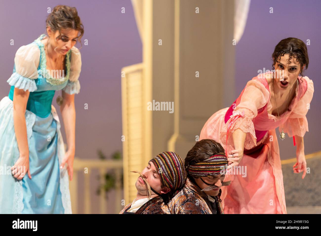 Generalprobe der Oper 'Cosi Fan Tutte' von Wolfgang Amadeus Mozart und Lorenzo Da Ponte, Auditorium Theater von Roquetas de Mar, Almeria, Spanien. Stockfoto