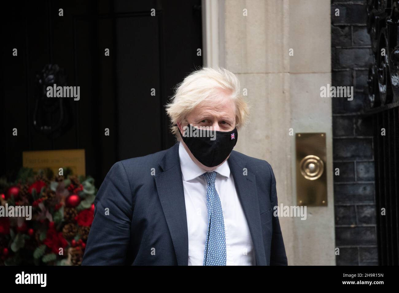 LONDON, GROSSBRITANNIEN 8TH. DEZEMBER 2021. Premierminister Boris Johnson verlässt die Downing Street Nr. 10 zur Fragestunde mit Premierministerin im Unterhaus. Stockfoto