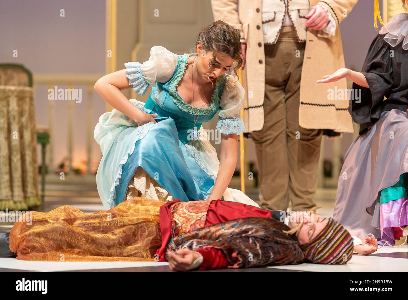 Generalprobe der Oper 'Cosi Fan Tutte' von Wolfgang Amadeus Mozart und Lorenzo Da Ponte, Auditorium Theater von Roquetas de Mar, Almeria, Spanien. Stockfoto