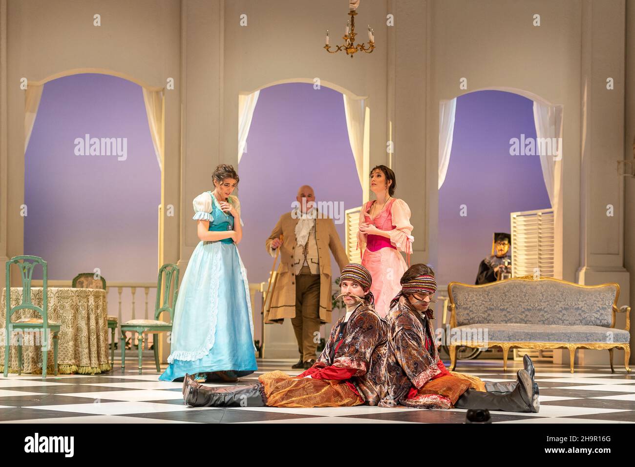 Generalprobe der Oper 'Cosi Fan Tutte' von Wolfgang Amadeus Mozart und Lorenzo Da Ponte, Auditorium Theater von Roquetas de Mar, Almeria, Spanien. Stockfoto