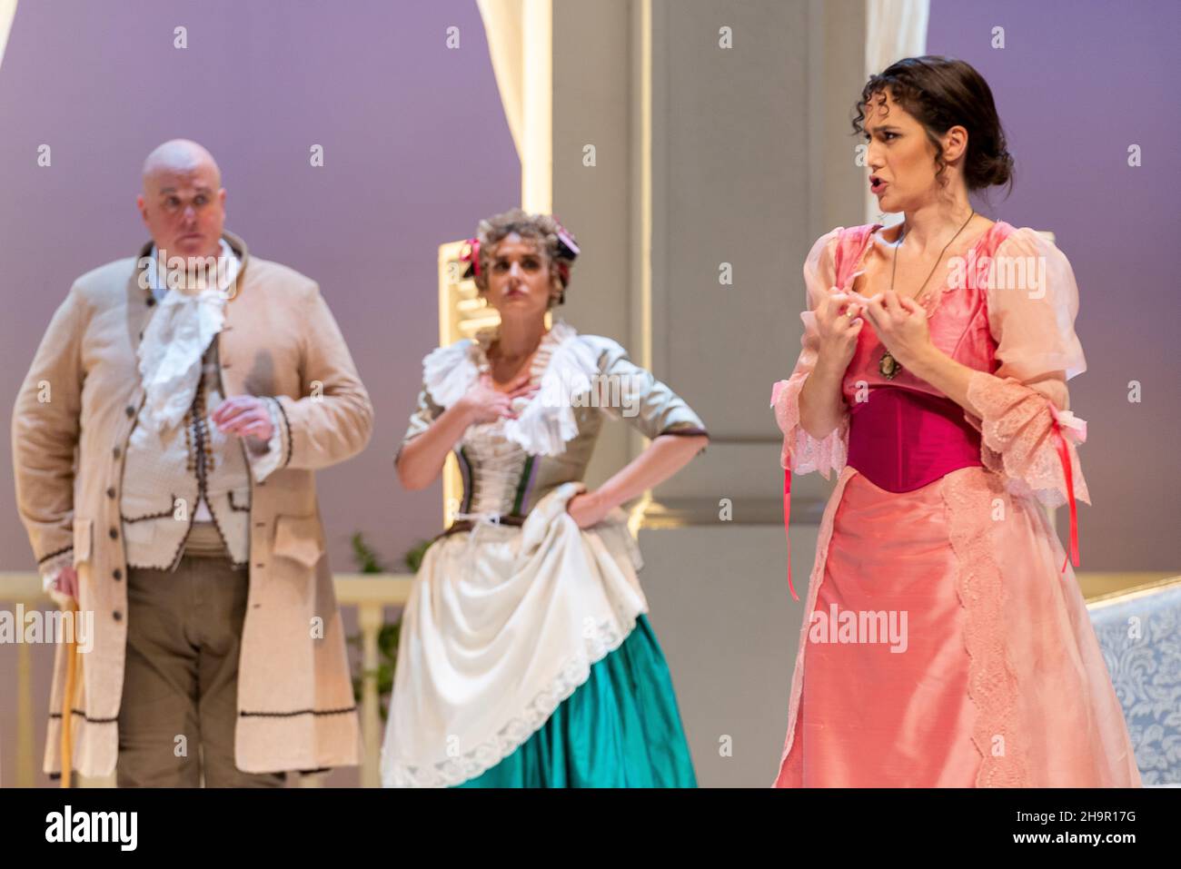 Generalprobe der Oper 'Cosi Fan Tutte' von Wolfgang Amadeus Mozart und Lorenzo Da Ponte, Auditorium Theater von Roquetas de Mar, Almeria, Spanien. Stockfoto
