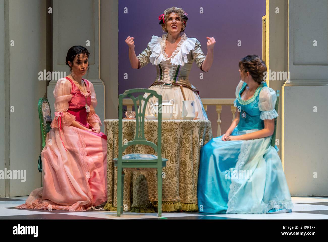 Generalprobe der Oper 'Cosi Fan Tutte' von Wolfgang Amadeus Mozart und Lorenzo Da Ponte, Auditorium Theater von Roquetas de Mar, Almeria, Spanien. Stockfoto