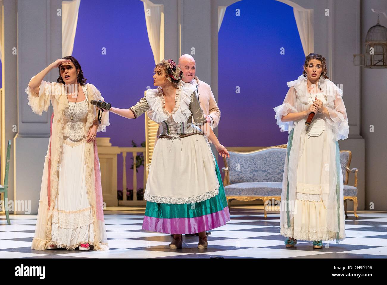 Generalprobe der Oper 'Cosi Fan Tutte' von Wolfgang Amadeus Mozart und Lorenzo Da Ponte, Auditorium Theater von Roquetas de Mar, Almeria, Spanien. Stockfoto