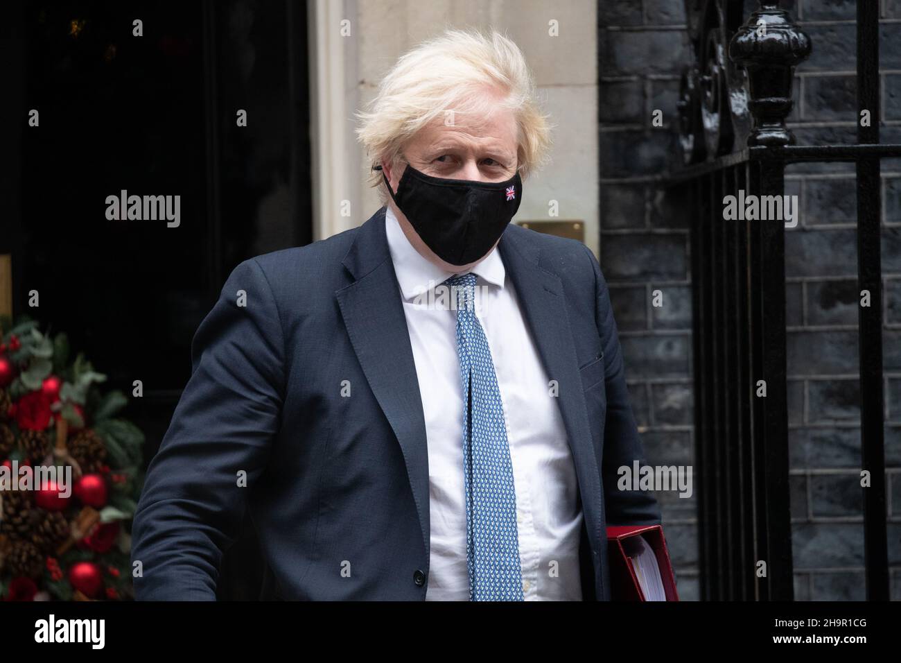 LONDON, GROSSBRITANNIEN 8TH. DEZEMBER 2021. Premierminister Boris Johnson verlässt die Downing Street Nr. 10 zur Fragestunde mit Premierministerin im Unterhaus. Stockfoto