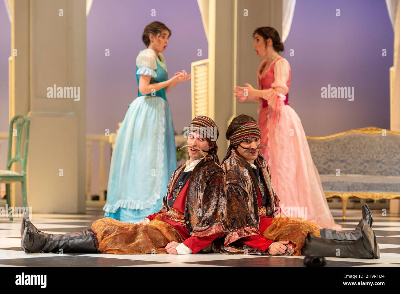 Generalprobe der Oper 'Cosi Fan Tutte' von Wolfgang Amadeus Mozart und Lorenzo Da Ponte, Auditorium Theater von Roquetas de Mar, Almeria, Spanien. Stockfoto