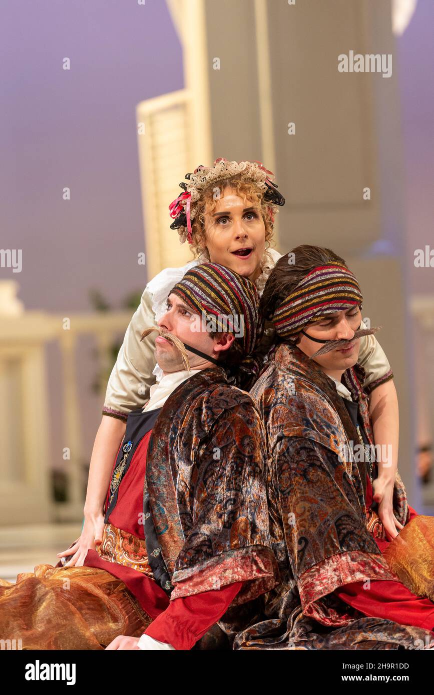 Generalprobe der Oper 'Cosi Fan Tutte' von Wolfgang Amadeus Mozart und Lorenzo Da Ponte, Auditorium Theater von Roquetas de Mar, Almeria, Spanien. Stockfoto