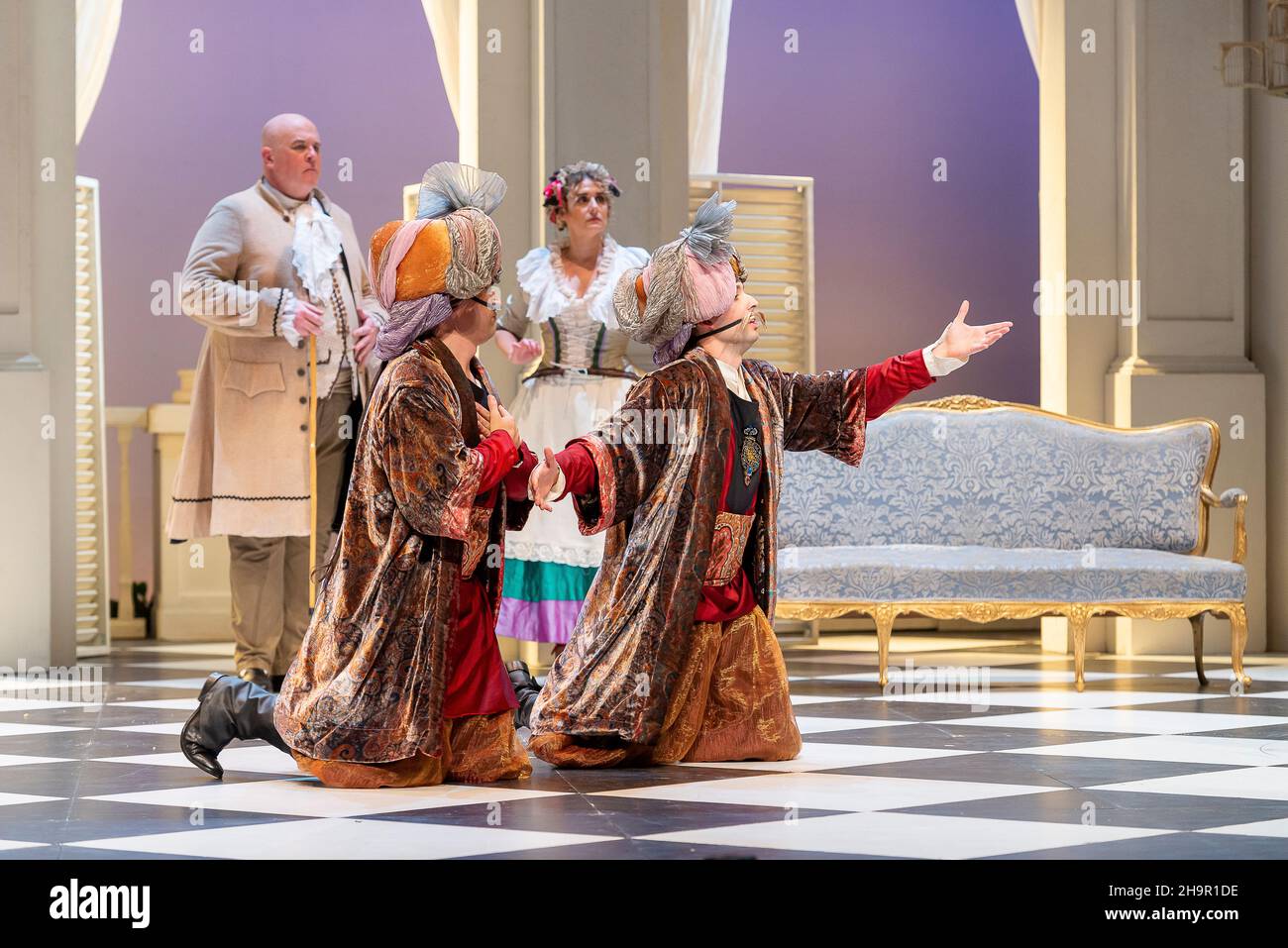 Generalprobe der Oper 'Cosi Fan Tutte' von Wolfgang Amadeus Mozart und Lorenzo Da Ponte, Auditorium Theater von Roquetas de Mar, Almeria, Spanien. Stockfoto