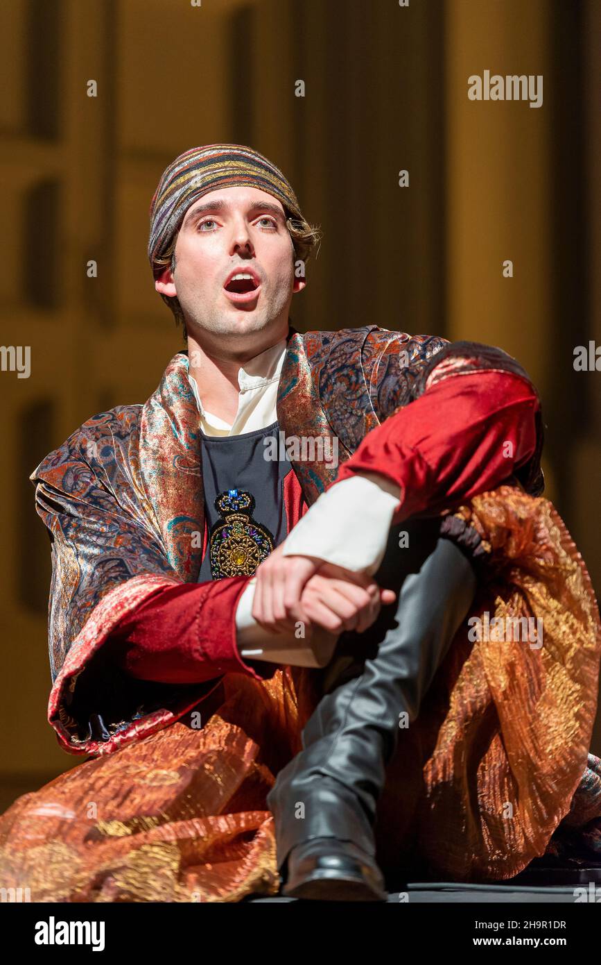 Generalprobe der Oper 'Cosi Fan Tutte' von Wolfgang Amadeus Mozart und Lorenzo Da Ponte, Auditorium Theater von Roquetas de Mar, Almeria, Spanien. Stockfoto