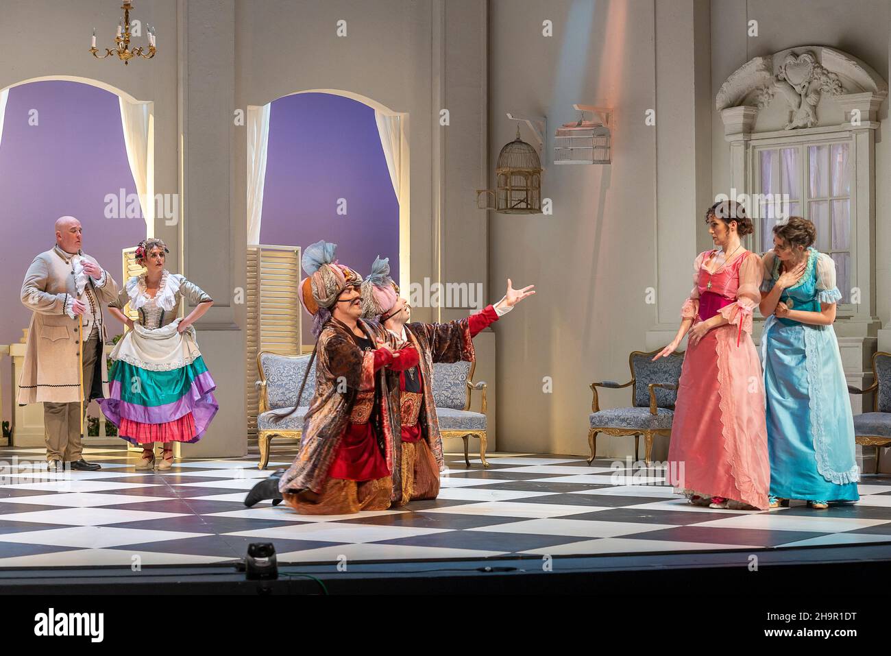 Generalprobe der Oper 'Cosi Fan Tutte' von Wolfgang Amadeus Mozart und Lorenzo Da Ponte, Auditorium Theater von Roquetas de Mar, Almeria, Spanien. Stockfoto