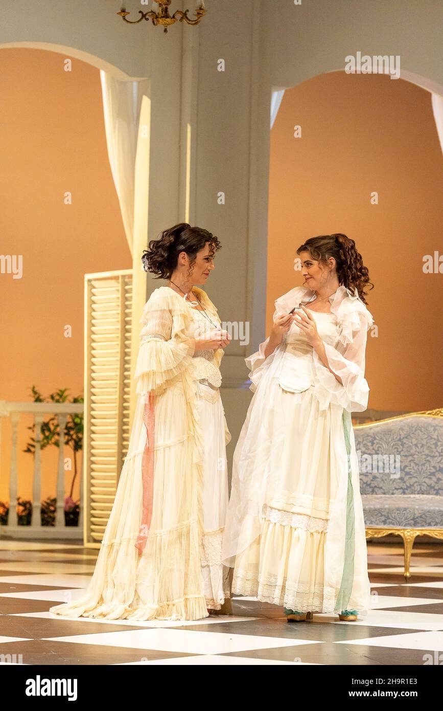 Generalprobe der Oper 'Cosi Fan Tutte' von Wolfgang Amadeus Mozart und Lorenzo Da Ponte, Auditorium Theater von Roquetas de Mar, Almeria, Spanien. Stockfoto
